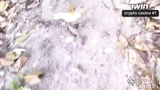 Loirinha trai o namorado na praia e chupa outro homem em público, fazendo-o gozar.