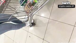 Cena de sexo gonzo super quente com uma garota do supermercado!