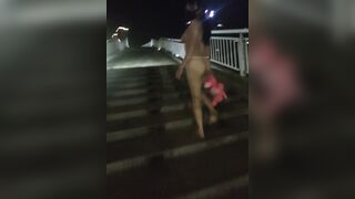 ⚫️11月新品，重磅回归，开局就王炸，顶级露出【TonyJ和贝贝】付费(2)，全裸逛街人前极限露出户外性爱(2V)1