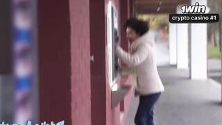 Agente Brasileira procura dinheiro para sexo ao ar livre com garota negra sexy.