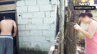 Mulher casada usa toalha para seduzir zelador em troca de conserto do chuveiro.