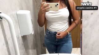 Jovem desfruta de prazer solitário em um banheiro público.