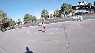 Gina Valentina tem uma aventura sensuous no parque antes de receber um creampie em