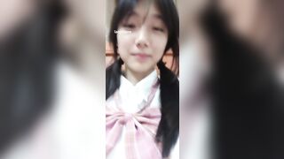 2025年12月最新，最近突然火爆的一个极品萝莉，刷了2000才能一对一，【小耐】，奶子大，小穴粉嫩水多