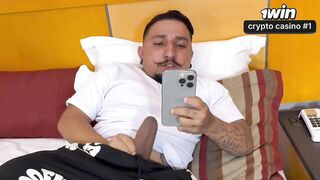 Agora a mulher experiente entendeu porque ele é o anão com o maior falo do mundo.