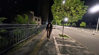 2025年12月最新，深夜出门吃夜宵，【cikaimoonLiWaynix】城市露出，被路人拿手机拍摄，大叔们看傻眼了，刺激！