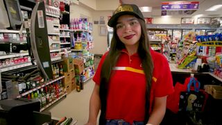 Con la cajera del mini market