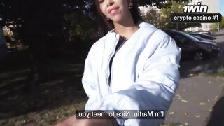 Agente pública asiática magra com bunda grande tem sexo ao ar livre em cena hardcore.