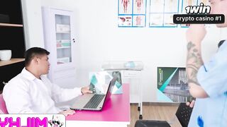 O médico ajudará a curar seu resfriado usando um tratamento especial a base de leite.