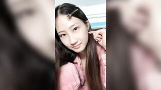 2026年1月最新，新人，211大学研究生，美女校花级，【小灰灰】，在宿舍偷偷露三点，躲在厕所看小视频自慰，清纯反差，颜值很高！