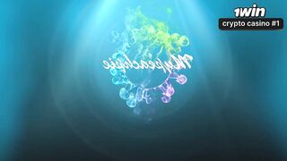 Mulher com grandes seios usa biquíni minúsculo e tanga, sendo sensuous e atraente.