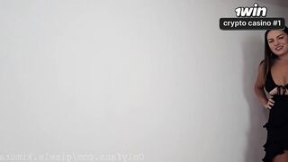 Esposa humilha marido com pau pequeno após ficar com a buceta cheia de creampie.