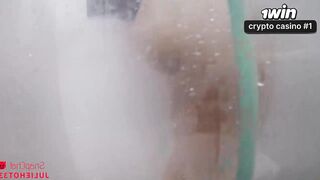 Morena rabuda masturba pauzão do macho até ele gozar no banho.