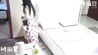 【渣男探花】爆操秀人网巨乳嫩模杨漫妮_各种姿势爆操，G奶晃乳身上雪白，跟以前比屁股大了好多，真正的童颜巨乳，颜值很可爱但是衣服