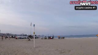 Favela no Rio vira cenário inesperado após massagem na praia de Copacabana.