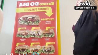 Uma gostosa se exibiu na fila do metrô e acabou sendo levada para uma transa