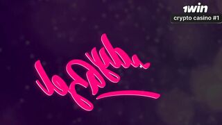 Garota jovem provando lindas lingeries sensuais em vídeo caseiro e amador!