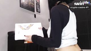 Pintando o corpo enquanto saboreio um biscoito delicioso e ousado.