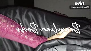 Namorada do meu amigo me masturbou enquanto assistíamos Rick and Morty.