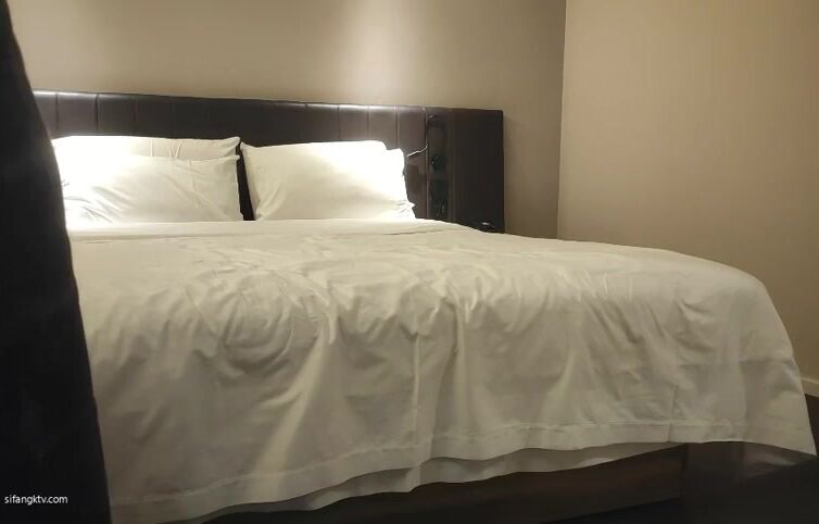 【老牛叔】，探探约人妻，30岁公司财务小姐姐，下午黑裙相会，白嫩胴体女上位骚浪淫贱属第一