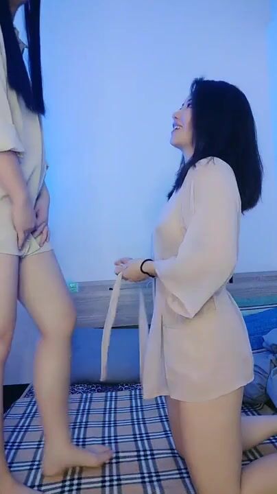 气质御姐真实女同大秀，展示女女怎么做爱，多毛骚逼交叉姿势磨蹭，翘起美臀69姿势互舔，手指扣入也很爽，磨豆腐一起缠绵