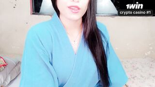 JOI de punheta guiada com mulher de underwear pedindo leite nos peitos e ASMR