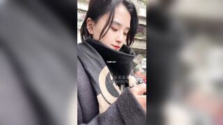 2026年2月最新，推特露脸淫妻博主。【江西奇妙淫妻 红尘妃子】，过年回家在村口，突发奇想公厕口交啪啪