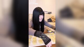 ✨推特极品阿黑颜反差骚母狗「Pupu噗噗」《吃薯片游戏 女巫的毒药》tiktok上刷到用薯片玩这个游戏，这是一部各种体位口交的纯享