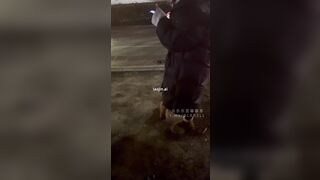 2026年2月最新，推特极品淫妻博主，【江西奇妙淫妻 红尘妃子】，露脸，平时一本正经，被捆绑在公共厕所，任由其他男人玩弄