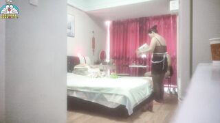 风韵犹存微胖熟女穿上情趣女仆内衣巨反差，多角度摄像头记录