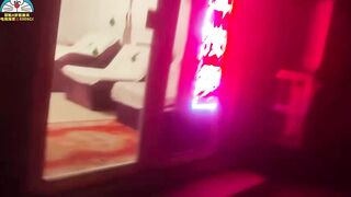 红灯区约操了一个风韵犹存大奶骚逼熟女，骚穴依旧水润口活超棒，骚气十足