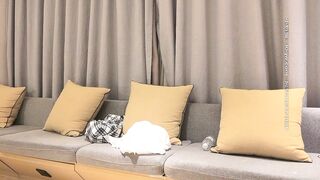 约操极品00后小萝莉，美乳粉嫩沙发狂舔开插，娇喘连连各种姿势挨个来