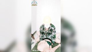 美少妇勾引修水工 大叔帮忙扶着竟然发现女子没穿内裤 手指一顿扣 反被女子榨射三次 精液都榨干了