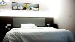 带极品轻熟女技师酒店操逼，马尾辫御姐范，乳推舔屌先服务，扶腰后入爆操