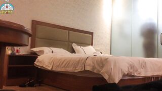 宾馆里约了一个微坦熟女，穿上过膝黑丝各种姿势配合，为数不多的没有撸射