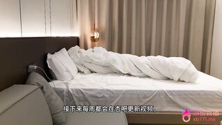 探花【卡尔】❤️约了一个还在上学的小女孩刚开始做外围妹子挺单纯的看着很嫩安全意识不高同意拔套做了