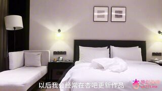 探花普朗克❤️约了一个白月光女孩长腿嫩妹脸蛋身材皮肤都很好可惜床上经验太少了后面想滑套被提前发现了