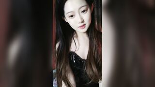 纯欲系天花板!顶级尤物美少女!漂亮眼镜超甜美,白皙皮肤吊带裙,水晶假屌抽插嫩穴