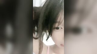 05年学生妹，神似王心凌，【性感大长腿】咕噜熊，小穴粉逼流浆，身材苗条看得人心痒痒