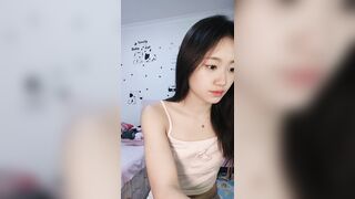 素颜女神，无美颜真实美女，【顶点】，外表清纯，闺房私密空间里，暴露本性，骚的一塌糊涂湿漉漉