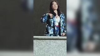 女學生軍訓熱舞「豪乳整顆彈出來」很大 很圓