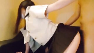 漂亮JK美眉 小娇乳 稀毛粉鲍鱼 在沙发上被无套输出 内射