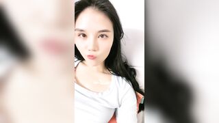 极品颜值女神小美！没男人道具自慰！伸进内裤摸穴多是淫水，跳蛋震动骚穴，搞的小穴湿哒哒