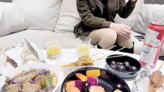 ♈ ♈ ♈ 【新片速遞】2023.12.14，【瘦猴探花梦幻馆】，良家眼镜女返场，美酒佳肴共进夜宵，欲拒还迎间推倒脱光，骚气逼人真淫荡！