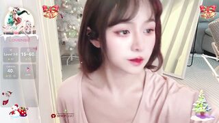 stripchat平台，年末来了新女神，大佬们沸腾了，【Meg_Linda】，萝莉天花板，粉嫩的无毛屄真粉