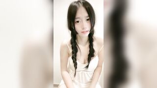 抖音小网红下海，好久没看到这么极品的双马尾了，【菠萝果酱】，两个奶子又白又圆，就像两个小白兔！