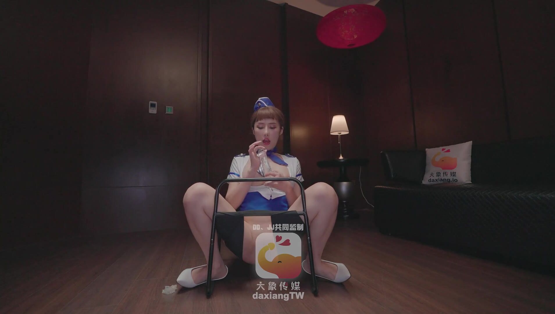 大象传媒《全裸航空》即将起飞沉迷机长肉棒的痴淫巨乳空姐-诺娃