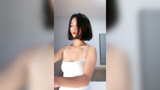 烈焰红唇短发御姐！近期下海收费房！性感红色短裙，扭腰摆臀诱惑一番，拿出假吊暴插蝴蝶B