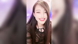 高颜值极品网红女神的诱惑，丝袜高跟情趣小野猫撩骚互动狼友，听狼友指挥揉奶抠逼浪叫不止特写展示高潮不断