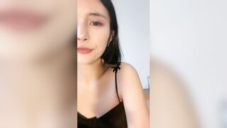 性感尤物短发美女！情趣装黑丝美腿！小骚货很是妩媚，扒开内裤插小穴，爽的流白浆，极度风骚诱人